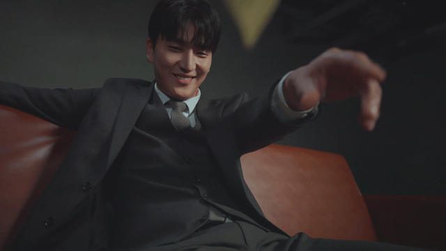 소파에 앉아 돈을 뿌리는 남성