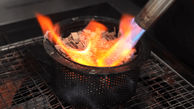 훈제용 나무칩을 태우는 토치