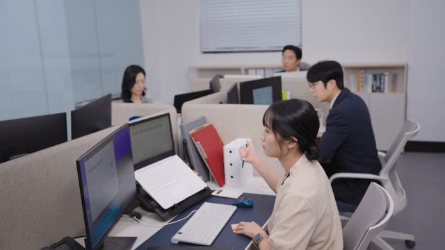 업무에 집중하는 사무실 직원들