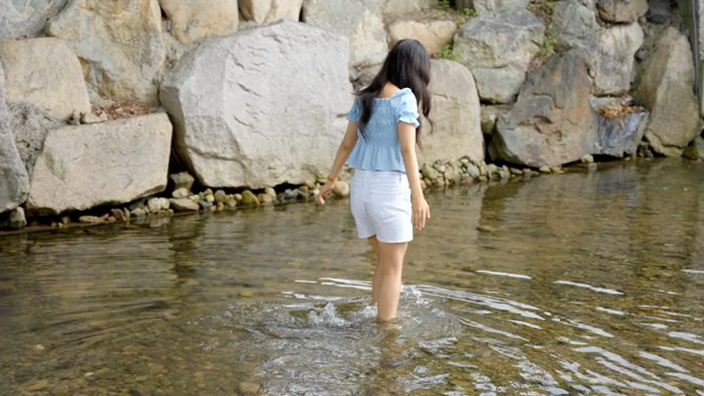 자연 속 계곡을 즐기는 여성