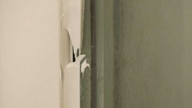 실란트가 벗겨진 창문 틀의 클로즈업