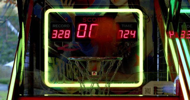 Arcade basketball game with changing scores