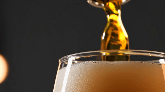 맥주를 잔에 따르는 모습