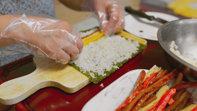 다양한 재료로 김밥 준비하기