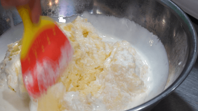 볼에서 커스터드 크림을 섞는 주걱