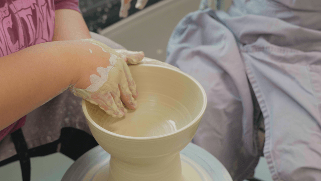 물레에서 도자기 그릇 모양을 잡는 수업