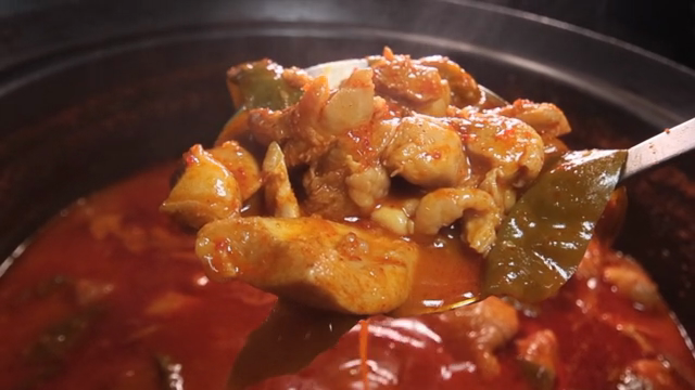 A ladleful of spicy braised chicken