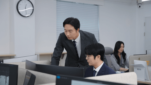프로젝트 협업 중인 사무실 직원들