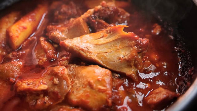 Spicy braised chicken with rice cakes