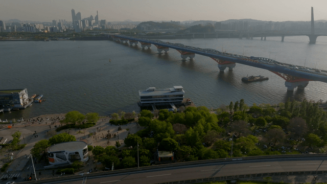 도시 스카이라인과 강 위의 다리