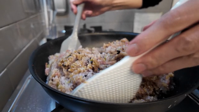 Mixing rice with various ingredients