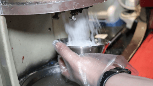 Catching ice from a shaved ice machine into a bowl
