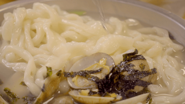 Korean noodle soup with clams and seaweed
