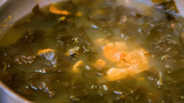 Seaweed soup with sea urchin
