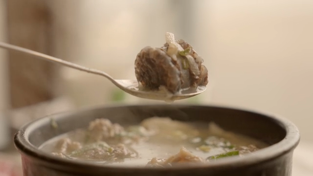 김이 모락모락 나는 뜨거운 순댓국