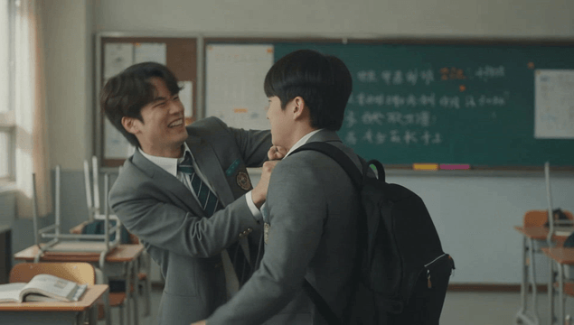 교실에서 주먹다짐을 하는 두 남학생
