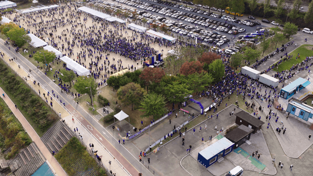 많은 사람들이 모인 대규모 야외 행사