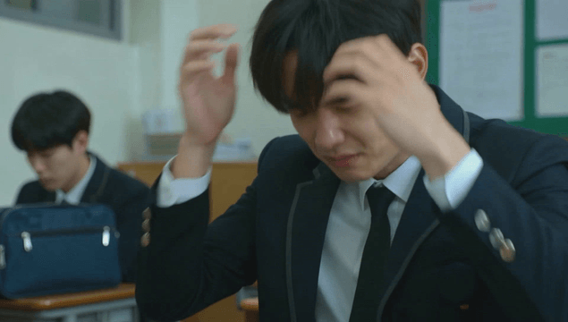 시험 결과에 스트레스를 받는 남학생