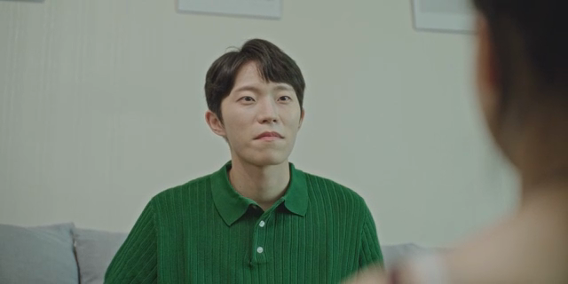 실내에서 대화하는 두 사람