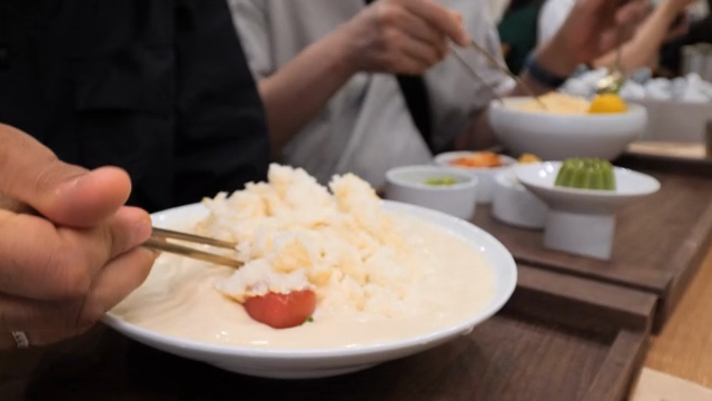 콩국수를 즐기는 사람들