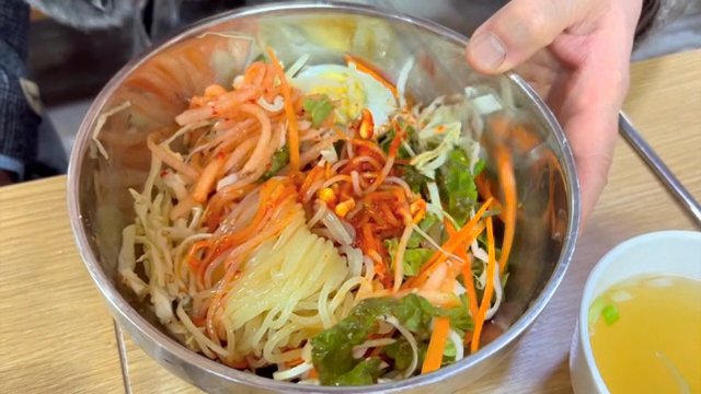 야채와 쫄면을 섞는 장면