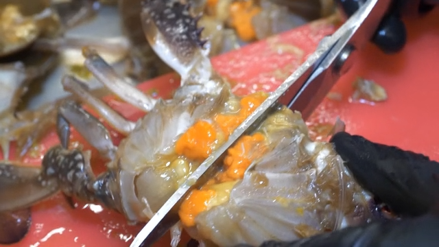 Crab with roe being prepared
