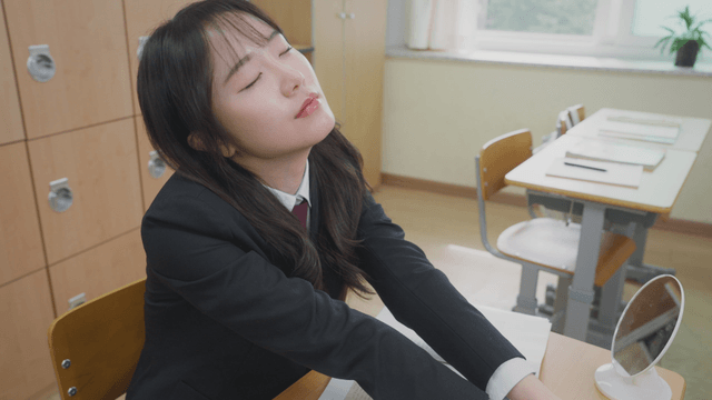 교실에서 피곤해 보이는 학생