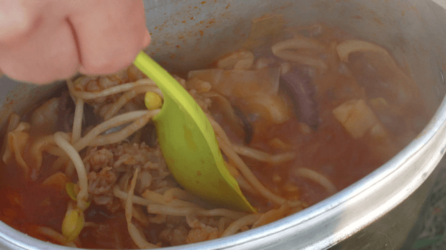 캠핑 반합에 끓여지는 낙곱새