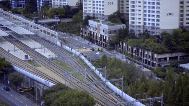 철도와 건물이 있는 도시 풍경