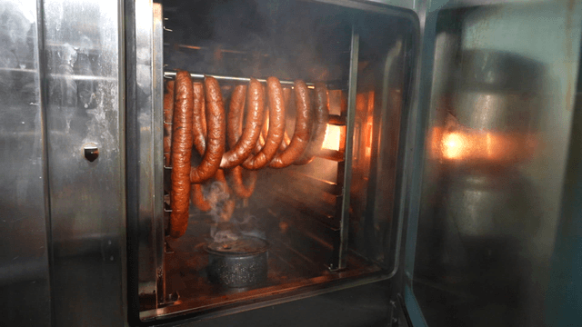 오븐에서 훈제되어 노릇하게 익은 소시지
