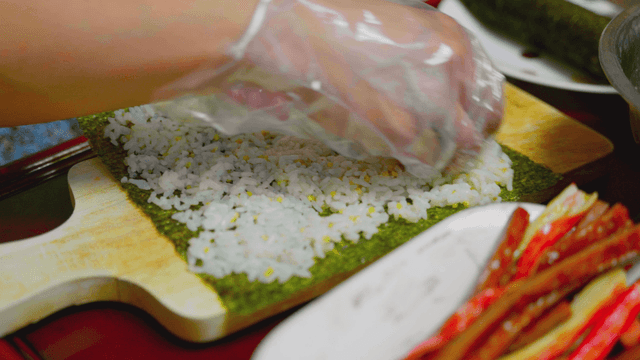 김밥을 준비하는 모습