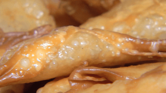 바삭한 튀김 만두의 근접 촬영