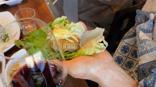 Preparing lettuce wrap with grilled eel