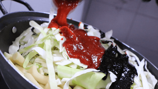 냄비에 준비하는 떡볶이 재료