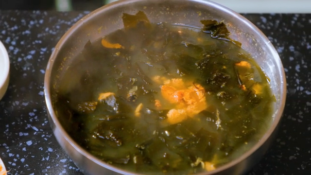 Seaweed soup with sea urchin