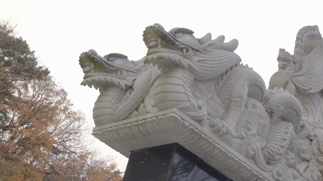 고요한 공원의 돌 용 조각상