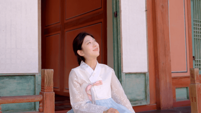 한복을 입고 햇빛을 즐기는 여성