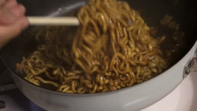 냄비에서 라면 끓이기