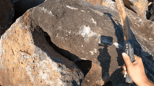 돌을 두들겨 보는 망치