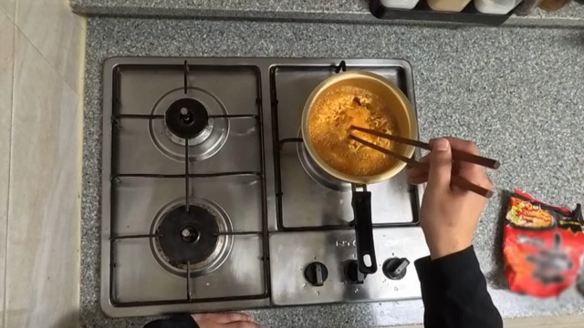 가스레인지 위 냄비에서 라면 요리