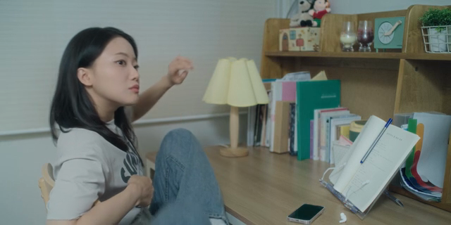 책상 앞에 앉는 여성