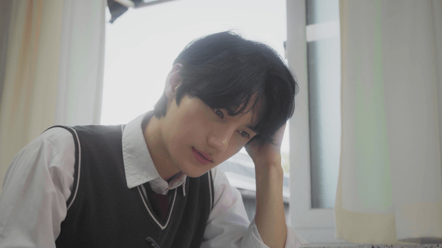 초조하게 문제를 푸는 남학생