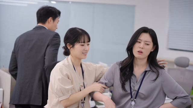 Two employees fighting fiercely in the office
