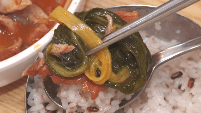 Outer leaves and boneless pork back-bone meat placed on rice