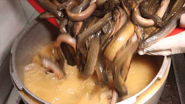 Loaches added into rich broth