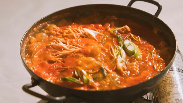 냄비에서 끓고 있는 김치찌개