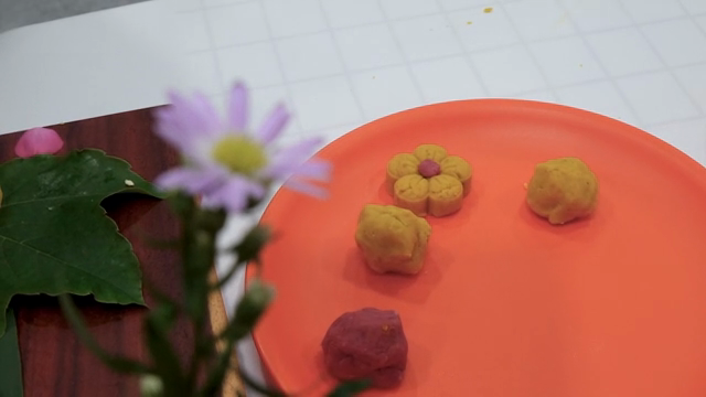 Flower and traditional Korean sweets