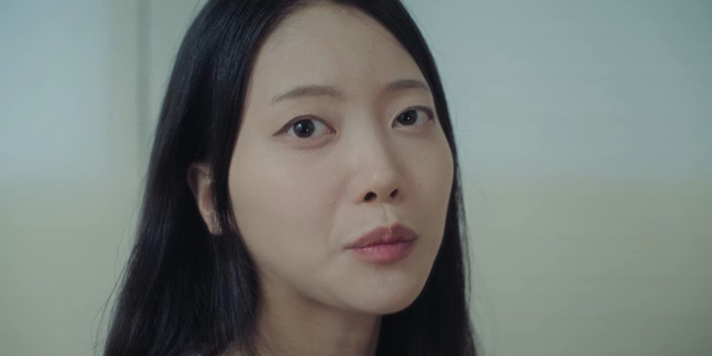 누군가와 대화하는 어두운 표정의 여성
