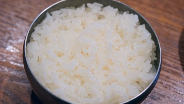 그릇에 담긴 뜨거운 흰 쌀밥