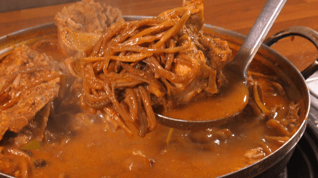 고구마순이 올려진 감자탕 한 국자